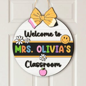 Personalized Name Classroom Door Sign Custom Wooden Pencil Bow Teacher Decor Back To School Welcome Sign Retro Daisy Classroom Wall Art